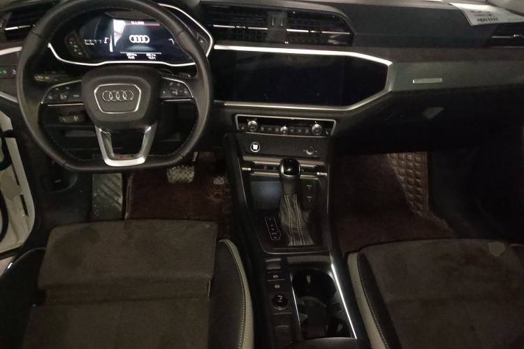 Used Audi Q3 2022 35 TFSI Fashion Dynamic Model Center Console