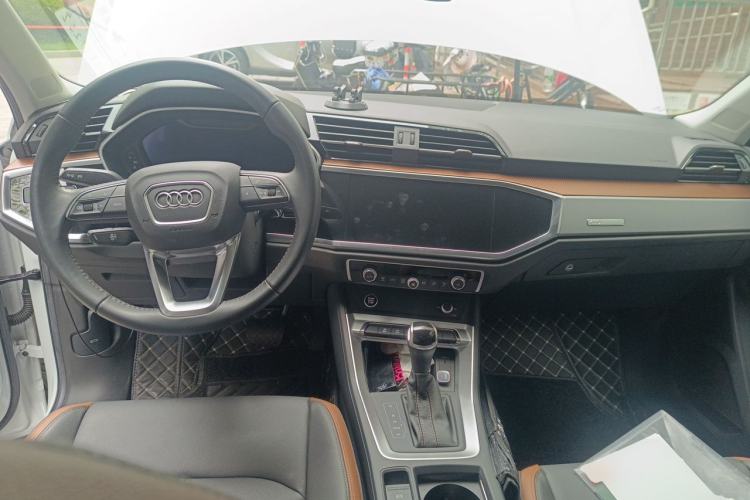 Used Audi Q3 2022 35 TFSI Fashionable and Elegant Model Center Console
