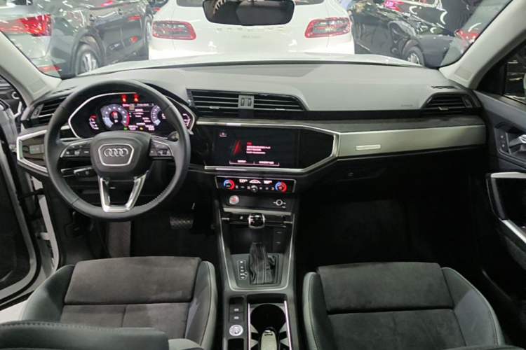 Used Audi Q3 2022 35 TFSI Progressive Dynamic Edition Center Console