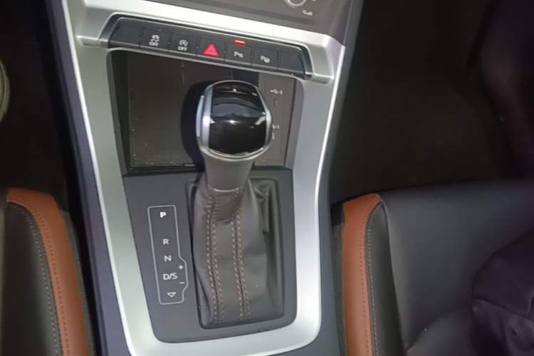 Used Audi Q3 2022 35 TFSI Fashionable and Elegant Model Gear Lever