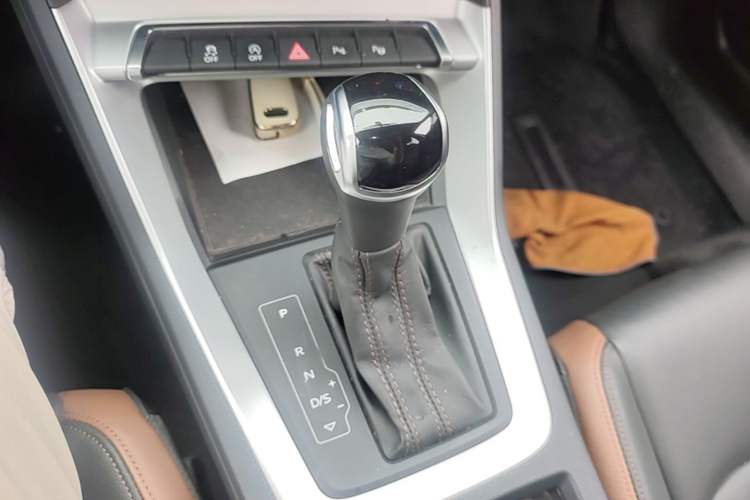Used Audi Q3 2022 35 TFSI Fashionable and Elegant Model Gear Lever