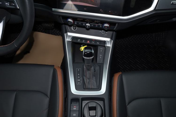 Used Audi Q3 2022 35 TFSI Fashionable and Elegant Model Gear Lever