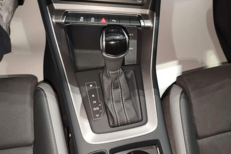 Used Audi Q3 2022 35 TFSI Progressive Dynamic Edition Gear Lever