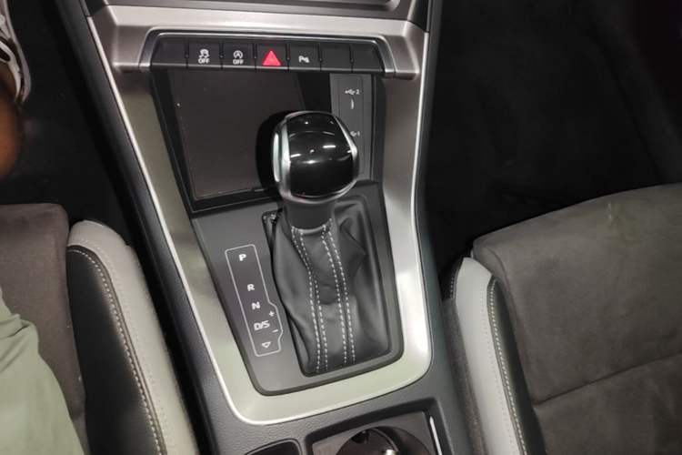 Used Audi Q3 2022 35 TFSI Progressive Dynamic Edition Gear Lever