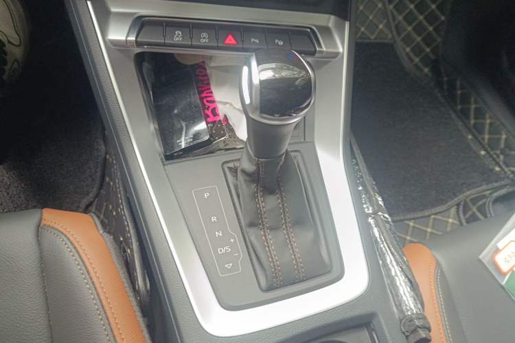 Used Audi Q3 2022 35 TFSI Fashionable and Elegant Model Gear Lever