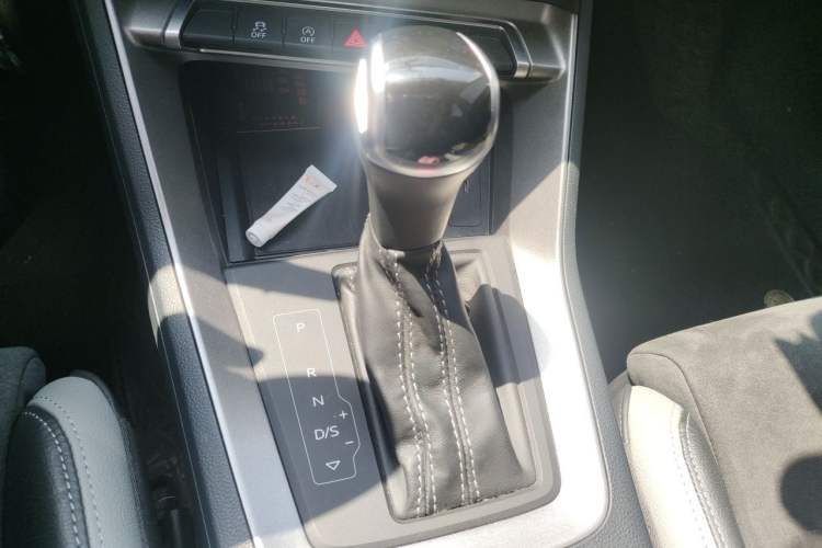 Used Audi Q3 2022 35 TFSI Fashionable and Elegant Model Gear Lever