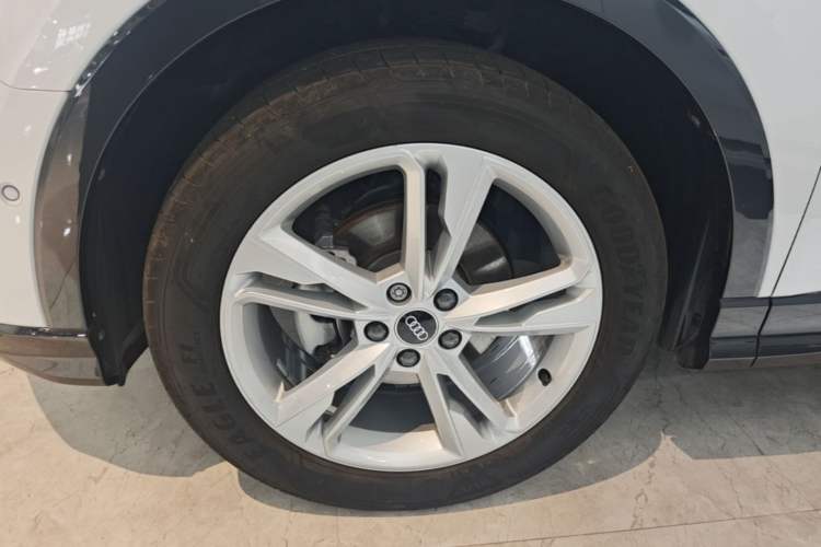 Used Audi Q3 2022 35 TFSI Fashionable and Elegant Model Left Front Wheel Hub