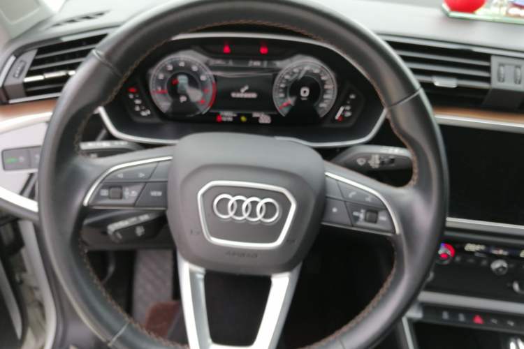 Used Audi Q3 2022 35 TFSI Fashionable and Elegant Model Steering Wheel