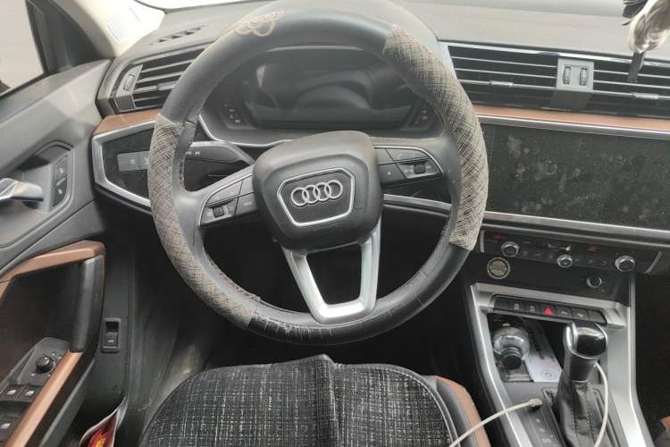 Used Audi Q3 2022 35 TFSI Fashionable and Elegant Model Steering Wheel