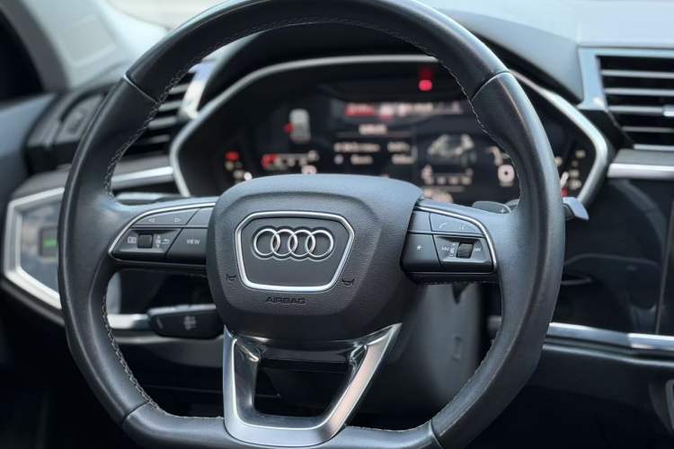 Used Audi Q3 2022 40 TFSI Fashion Dynamic Model Steering Wheel