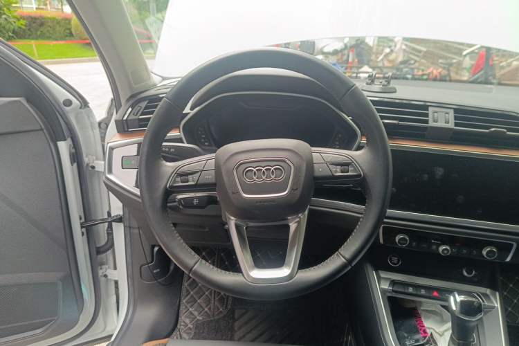 Used Audi Q3 2022 35 TFSI Fashionable and Elegant Model Steering Wheel