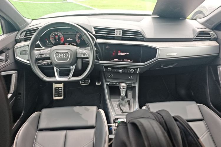 Used Audi Q3 2023 35 TFSI Fashion Dynamic Model (1.5T) Center Console