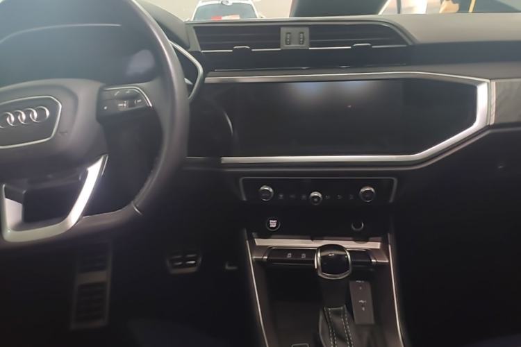 Used Audi Q3 2023 35 TFSI Fashion Dynamic Model (1.5T) Center Console
