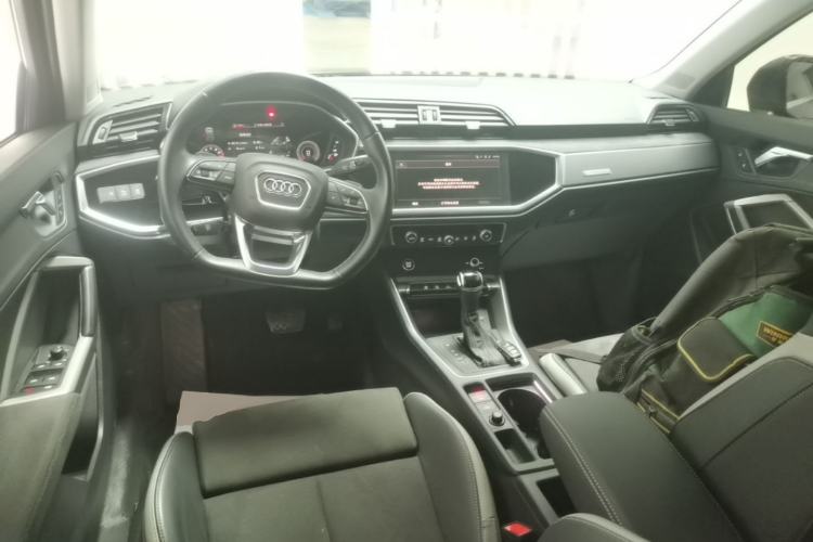 Used Audi Q3 2023 35 TFSI Fashion Dynamic Model (1.4T) Center Console