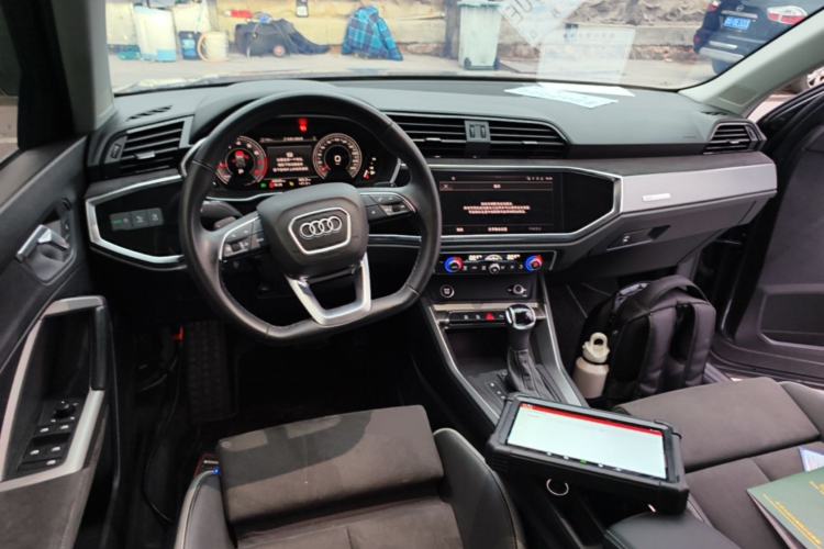 Used Audi Q3 2023 35 TFSI Fashion Dynamic Model (1.4T) Center Console