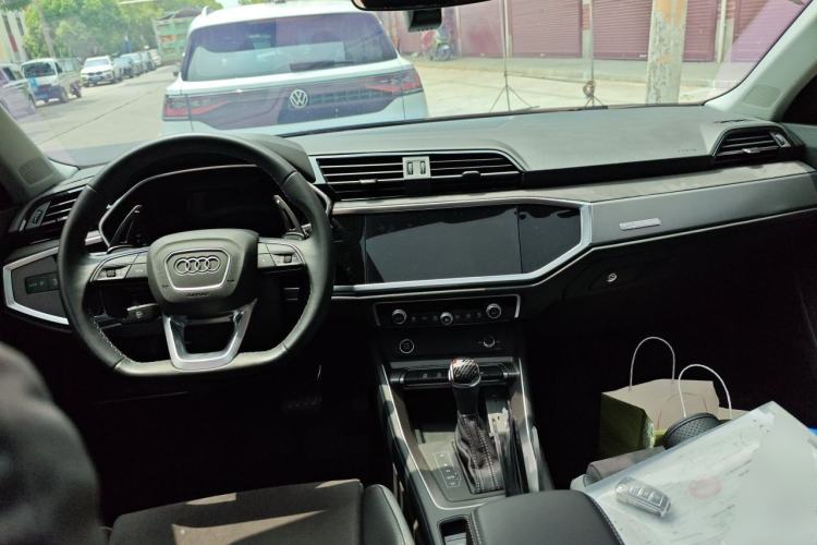 Used Audi Q3 2023 35 TFSI Fashion Dynamic Model (1.4T) Center Console