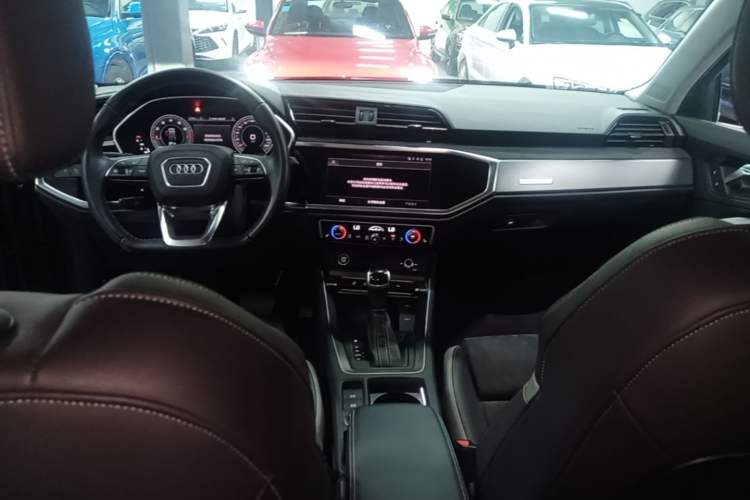 Used Audi Q3 2023 35 TFSI Fashion Dynamic Model (1.4T) Center Console
