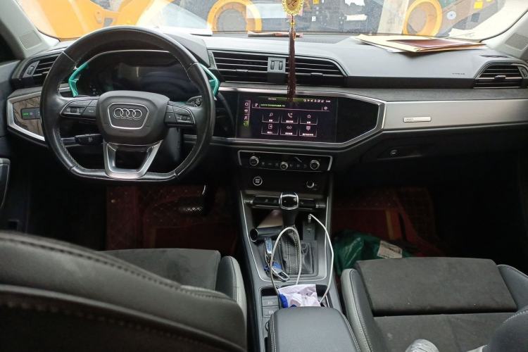 Used Audi Q3 2023 35 TFSI Fashion Dynamic Model (1.4T) Center Console