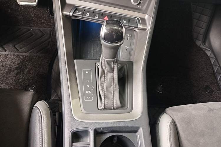 Used Audi Q3 2023 Updated 40 TFSI Fashionable and Dynamic Version Gear Lever