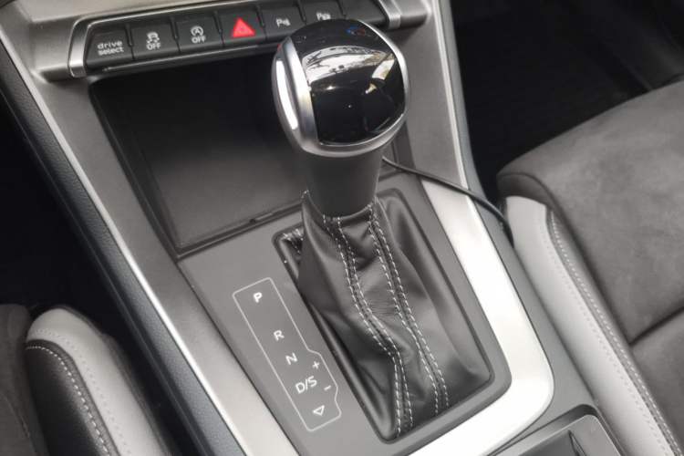 Used Audi Q3 2023 Updated 40 TFSI Fashionable and Dynamic Version Gear Lever