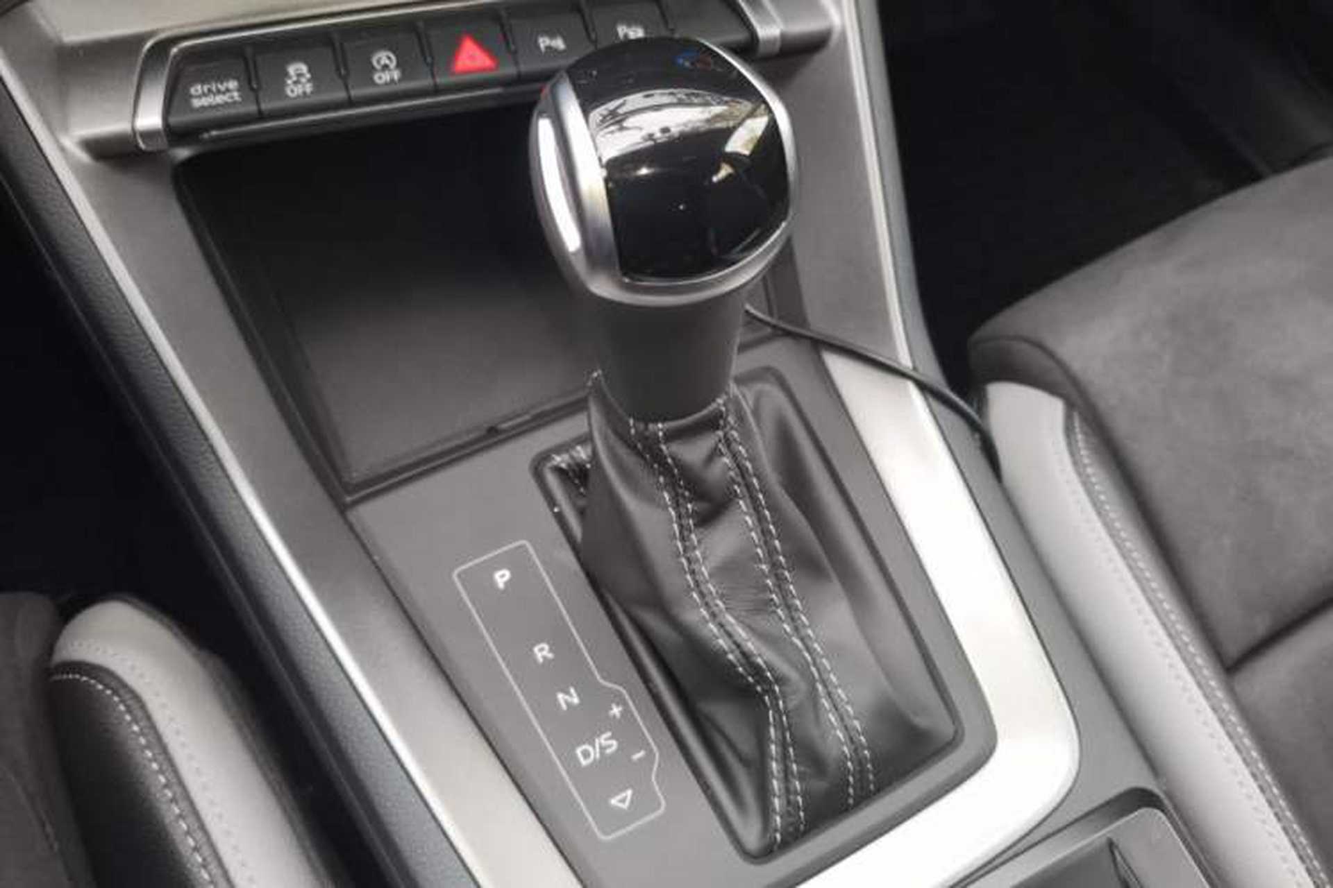 Used Audi Q3 2023 Updated 40 TFSI Fashionable and Dynamic Version Gear Lever