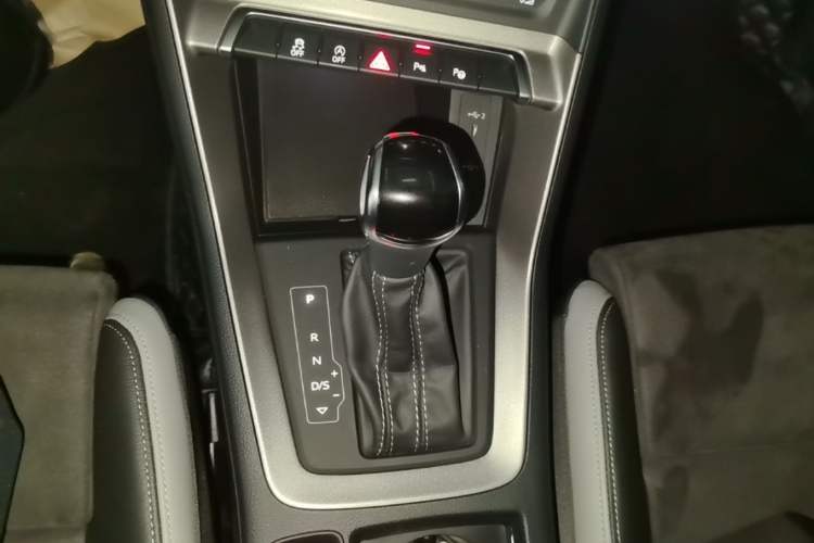 Used Audi Q3 2023 35 TFSI Fashion Dynamic Model (1.5T) Gear Lever