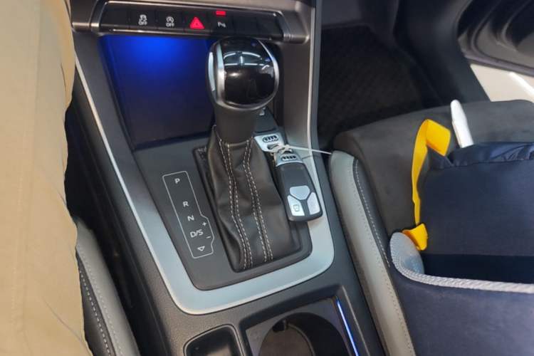Used Audi Q3 2023 35 TFSI Progressive Dynamic Edition (1.4T) Gear Lever