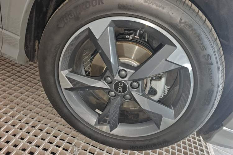 Used Audi Q3 2023 35 TFSI Fashion Dynamic Model (1.5T) Right Front Wheel Hub