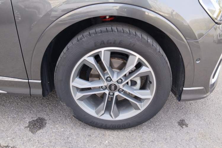 Used Audi Q3 2023 Updated 45 TFSI quattro Stylish and Dynamic Edition Right Front Wheel Hub