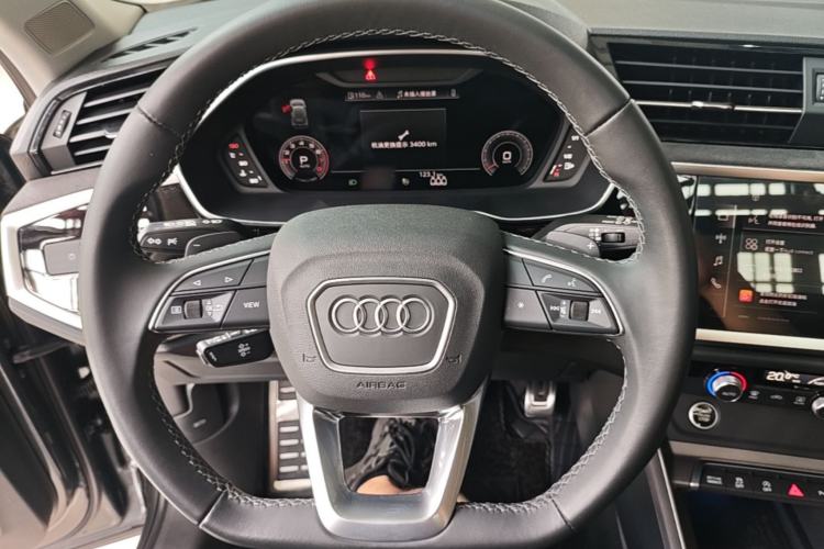 Used Audi Q3 2023 Updated 40 TFSI Fashionable and Dynamic Version Steering Wheel