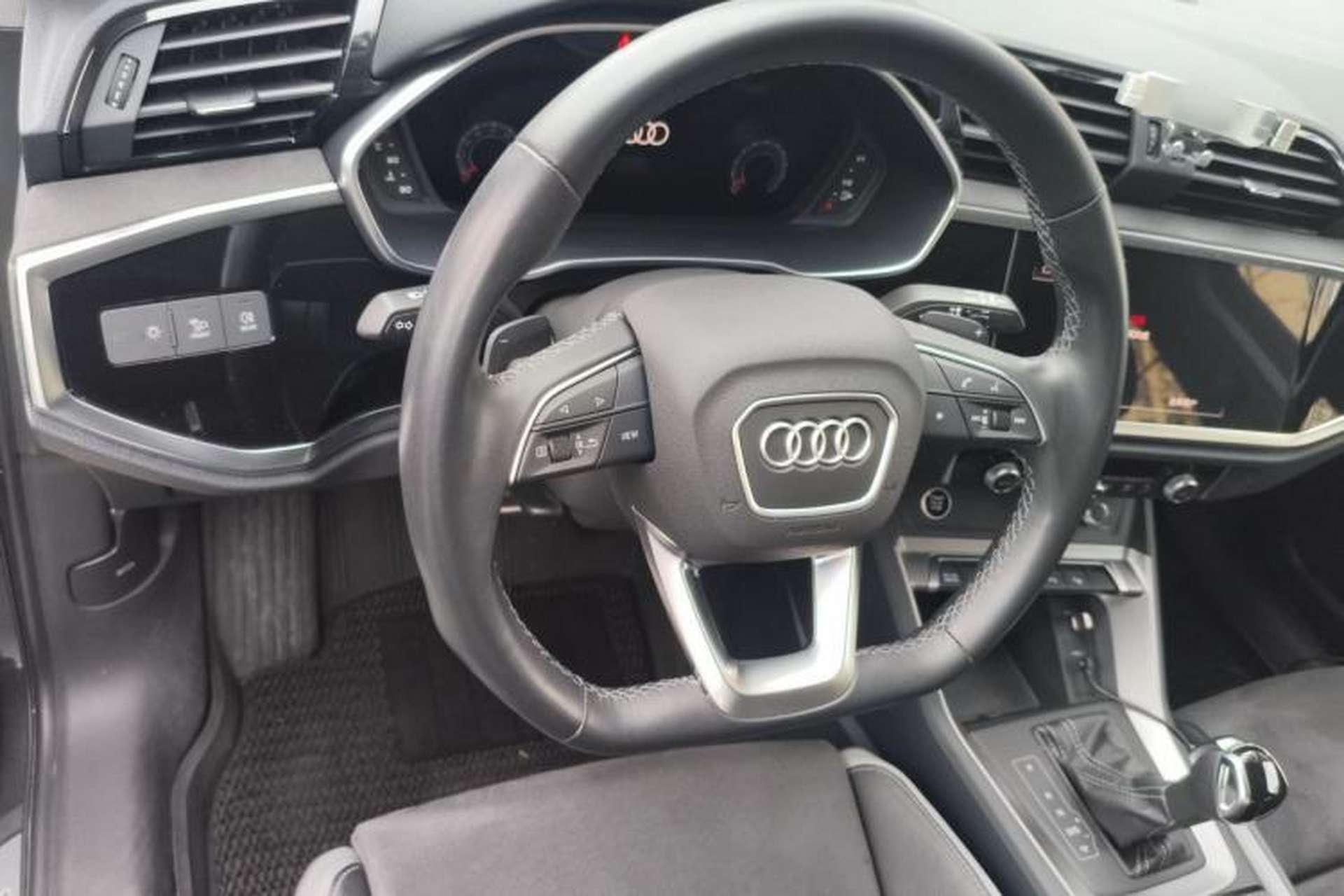 Used Audi Q3 2023 Updated 40 TFSI Fashionable and Dynamic Version Steering Wheel