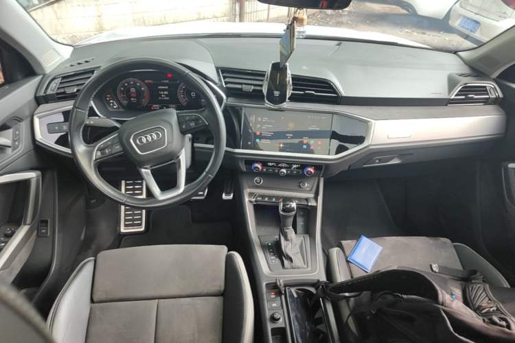Used Audi Q3 2023 Updated 40 TFSI Fashionable and Dynamic Version Center Console