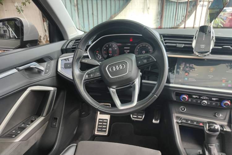 Used Audi Q3 2023 Updated 40 TFSI Fashionable and Dynamic Version Steering Wheel