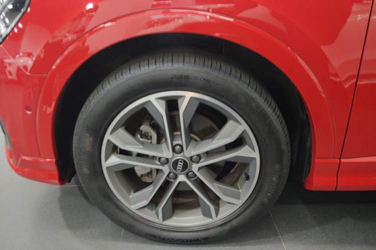 Used Audi Q3 2023 Updated 45 TFSI quattro Stylish and Dynamic Edition Left Front Wheel Hub
