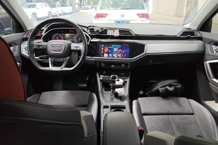 Used Audi Q3 2023 35 TFSI Fashion Dynamic Model (1.4T) Center Console