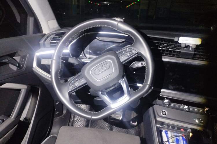 Used Audi Q3 2023 Updated 40 TFSI Fashionable and Dynamic Version Steering Wheel