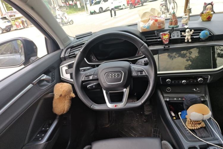 Used Audi Q3 2023 Updated 40 TFSI Fashionable and Dynamic Version Steering Wheel