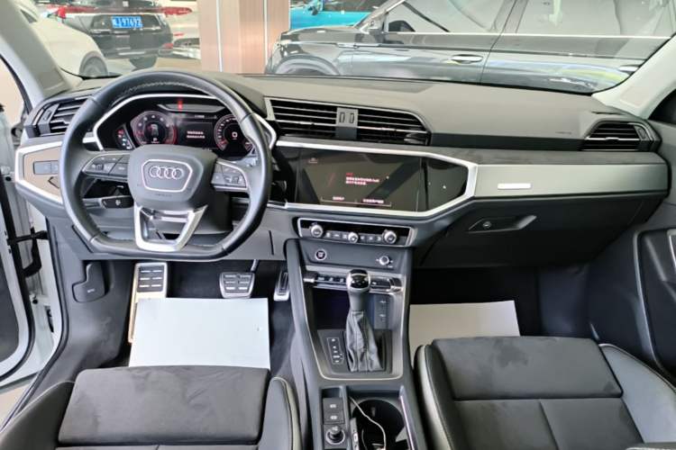 Used Audi Q3 2023 40 TFSI Fashion Dynamic Model Audio And AC Panel