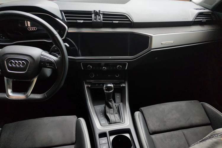 Used Audi Q3 2023 35 TFSI Fashion Dynamic Model (1.4T) Audio And AC Panel