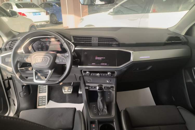 Used Audi Q3 2023 40 TFSI Fashion Dynamic Model Audio And AC Panel