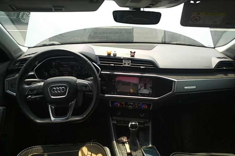 Used Audi Q3 2023 35 TFSI Fashion Dynamic Model (1.4T) Center Console