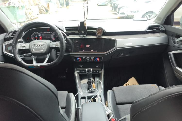 Used Audi Q3 2023 35 TFSI Fashion Dynamic Model (1.5T) Center Console