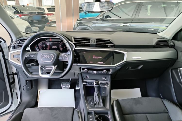 Used Audi Q3 2023 40 TFSI Fashion Dynamic Model Center Console