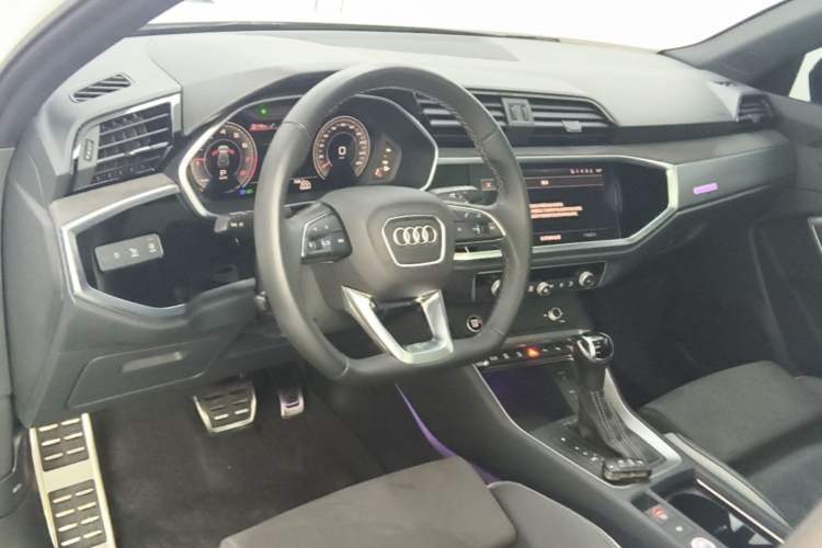 Used Audi Q3 2023 45 TFSI quattro Fashion Dynamic Edition Center Console