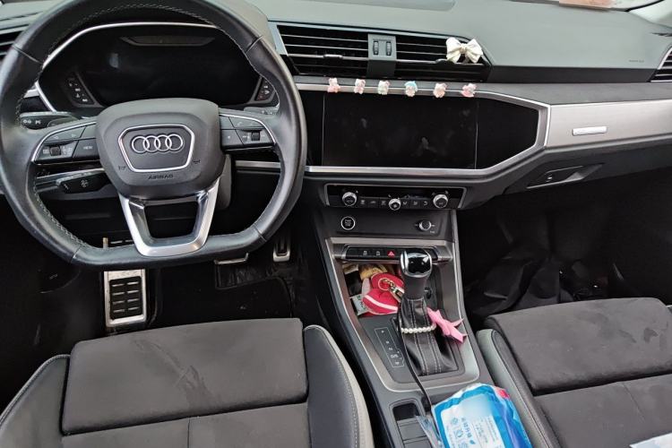Used Audi Q3 2023 35 TFSI Fashion Dynamic Model (1.5T) Center Console