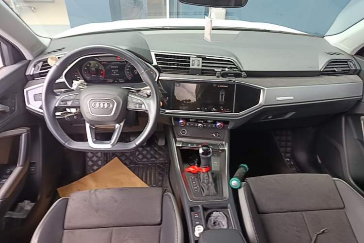 Used Audi Q3 2023 35 TFSI Fashion Dynamic Model (1.4T) Center Console