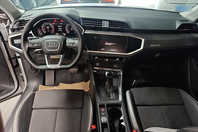 Used Audi Q3 2023 35 TFSI Fashion Dynamic Model (1.5T) Center Console