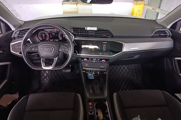 Used Audi Q3 2023 35 TFSI Fashion Dynamic Model (1.4T) Center Console