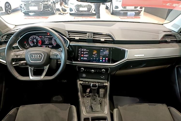 Used Audi Q3 2023 35 TFSI Fashion Dynamic Model (1.5T) Center Console