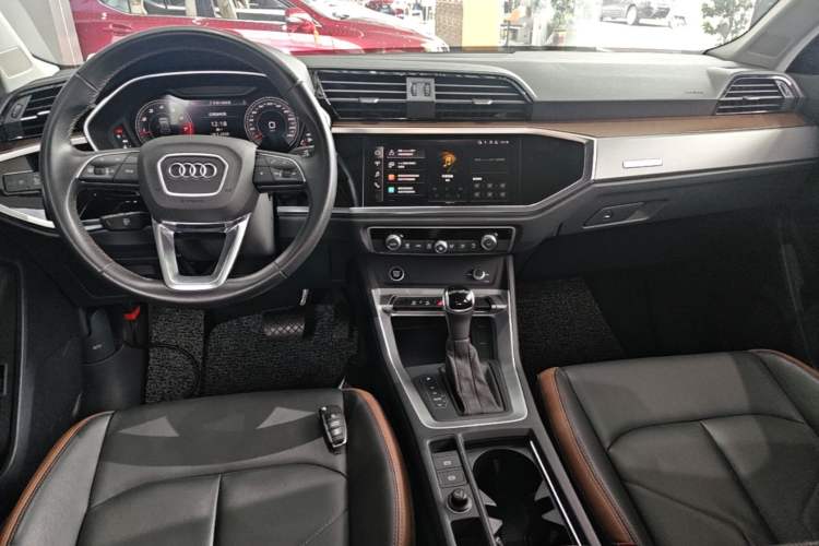 Used Audi Q3 2023 35 TFSI Fashion Elegant Version (1.5T) Center Console
